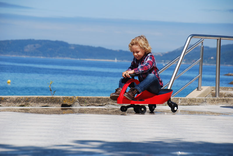 Llévate tu Didicar a donde quieras. Este correpasillos es todoterreno. Sólo tienes que buscar una superficie plana, después da igual donde estés: playa, campo, parque, asfalto, ...